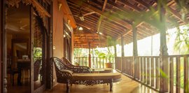 Kunstvolle Sessel laden Sie auf Ihrem Balkon in der Shahi Suite zum Relaxen ein