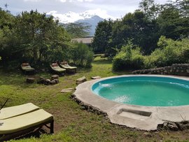 Finden Sie Ruhe und Entspannung am Pool des Hillside Retreats Finden Sie Ruhe und Entspannung am Pool des Hillside Retreats