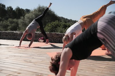 Aktivierende Yogastunden erleben Sie auf der Yogaplattform der Finca Son Mola Vell 