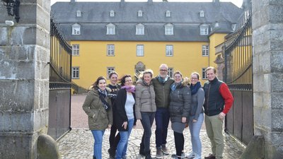 Das NEUE WEGE Team vor dem ehemaligen Waaserschloss Shloss Melschede Das NEUE WEGE Team vor dem ehemaligen Waaserschloss Shloss Melschede