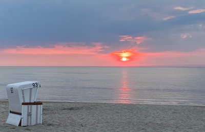 Im Strandkorb sitzen und dem Rauschen der Nordsee lauschen