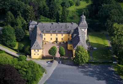 Das Schloss Melschede ist ein Wasserschloss in Hövel, einem Stadtteil von Sundern im Sauerland