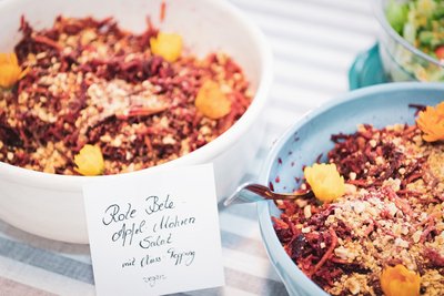 Schmackhaftes ayurvedisches Essen - Rote Beete Apfel Möhren Salat