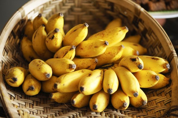 Bananen in einem geflochtenen Korb