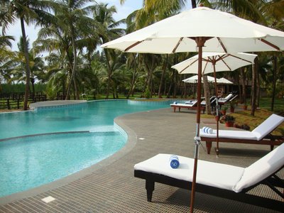 Entspannen Sie im Liegestuhl am Pool des Nattika Beach Resorts