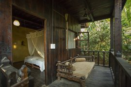 In der wunderschön rustikalen Eco Lodge die Zeit mit Buch und Balkon genießen In der wunderschön rustikalen Eco Lodge die Zeit mit Buch und Balkon genießen