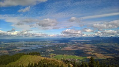 Blick auf die Landschaft der Ammergauer Alpen