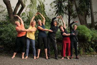 Die Yogis praktizieren fröhlich