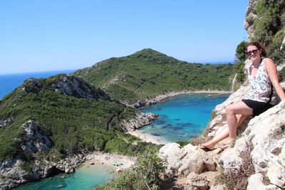 Unternehmen Sie eine Wanderung in das nahegelegene Bergdorf Afionas mit Blick auf die Zwillingsbucht.