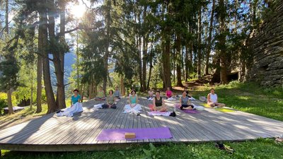 Die Yogaplattform mitten in der Natur