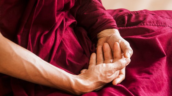 Hände in Meditationsstellung aufeinenader gelegt