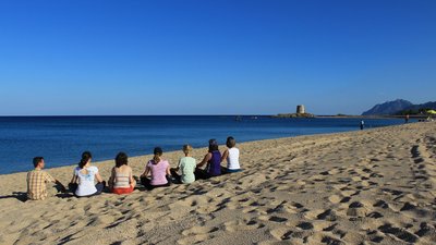 Während der Yoga-Woche im Hotel Galanias findet die Yoga-Stunde auch mal am Strand statt