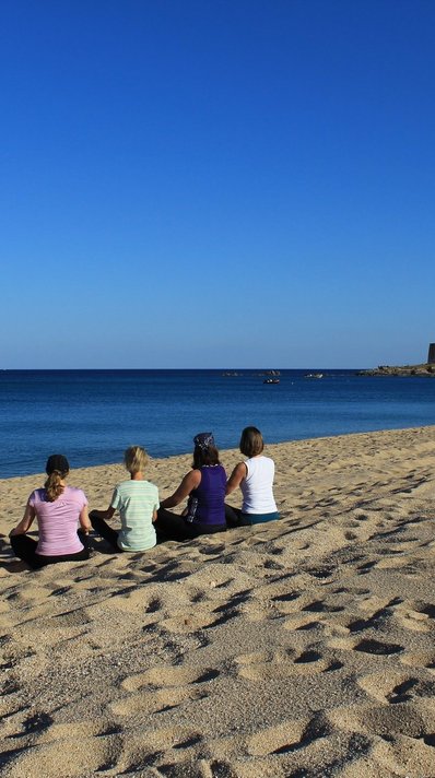 Während der Yoga-Woche im Hotel Galanias findet die Yoga-Stunde auch mal am Strand statt