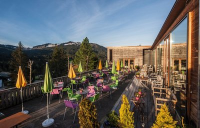 Von der Terrasse des Bio-Berghotels Ifenblick haben Sie eine wunderschöne Aussicht auf die Berge des Allgäus
