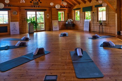 Entspannende Yogaeinheiten in gemütlichem Ambiente