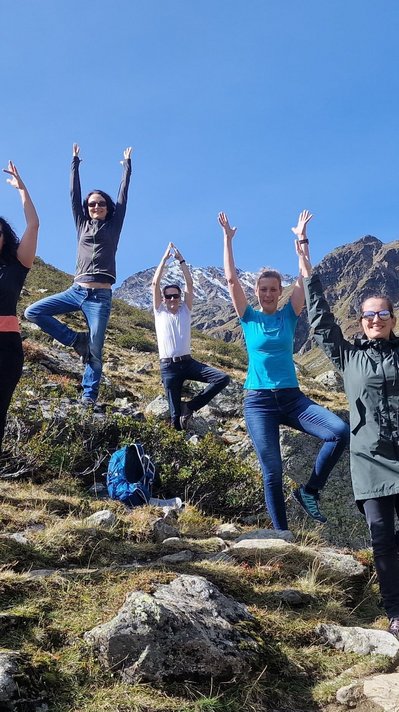 Gemeinsam in den Bergen Yoga üben