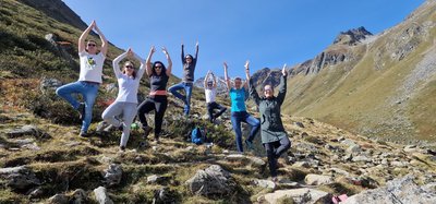 Gemeinsam in den Bergen Yoga üben
