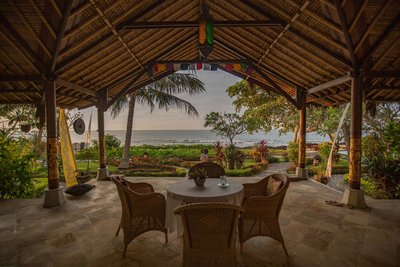 Genießen Sie den Blick vom Prana Veda auf das weite Meer