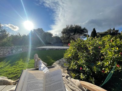 Bei wärmendem Sonnenschein ein gutes Buch lesen