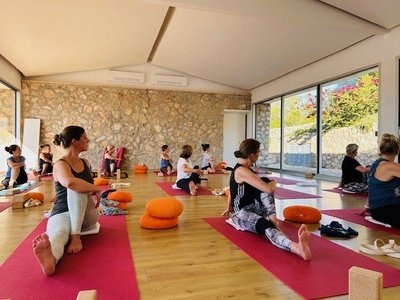Yogalehrerin Stefanie Franck und Ihre Yogis