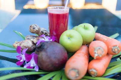 Frisch zubereitete Smoothies probieren