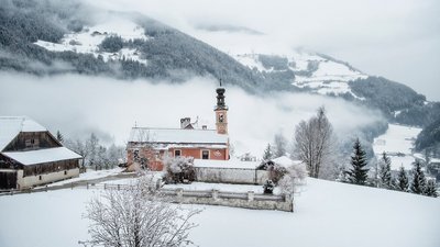 Die nebligen Berge laden zum entspannen im Saalerwirt ein
