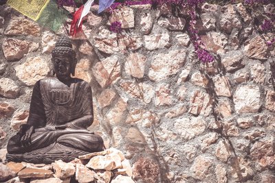 Der Buddha beobachtet gelassen das Kommen und gehen auf der Finca Son Mola Vell auf Mallorca