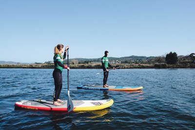Stand Up Paddling ist ideal um die Küste vom Wasser aus kennenzulernen und sportlich aktiv zu werden
