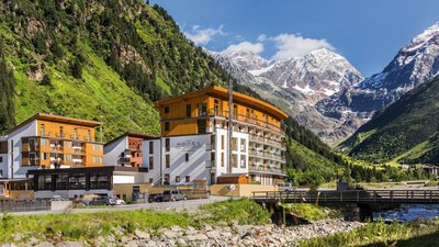 Mitten in den Tiroler Bergen liegt das Hotel Vier Jahreszeiten