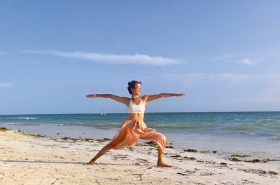 Yoga üben mit dem Klang des Wellenrauschens