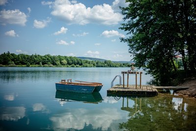 Genießen Sie eine Bootsfahrt auf dem idyllischen See