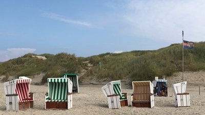 Entspannen Sie im Strandkorb mit Blick auf die Nordsee