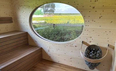 Entspannen Sie in der Sauna mit Blick in die Natur