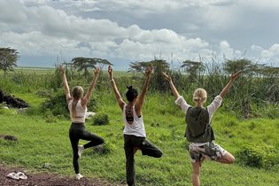 Yoga in der Wildnis Tansanias üben