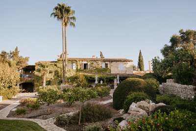 Im großzügigen Garten duftet es nach Blumen und Kräutern