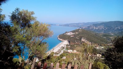 Ein wunderschöner Blick vom Dimokastro auf Karavostasi erwartet Sie beim Wandern in Griechenland