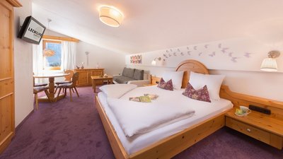 Diejenigen, die das Romantische & Verträumte lieben, können in der Juniorsuite Schmetterling mit ihren weichen Lila- und Pastelltönen übernachten.