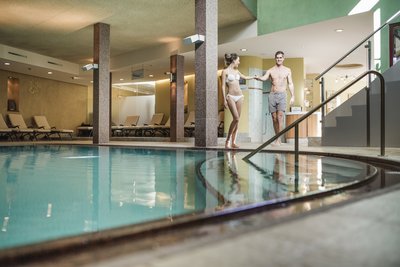 Wie wäre es mit einer Erfrischung im Pool des Hotels Vier Jahreszeiten?