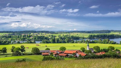 Das hügelige Voralpenland mit seiner grünen Natur