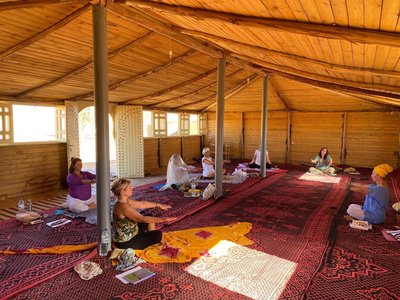 Beim Yoga in der Wüste sich selbst neu entdecken