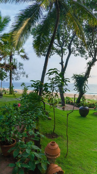 Genießen Sie die Sonne im Garten vor oder nach Ihrer traditionellen Ölmassage im Somatheeram Ayurveda Resort in Kerala