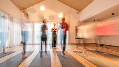 Üben Sie Yoga im lichtdurchfluteten Yogaraum des Hotel Gasthof Saalerwirt in Südtirol 