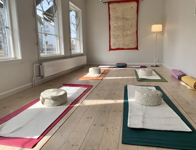 Im hellen Yoga-Raum des Hotels zu sich selbst finden