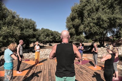 Aktivierende Yogastunden erleben Sie auf der Yogaplattform der Finca Son Mola Vell auf Mallorca
