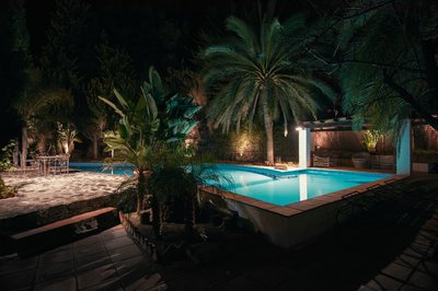 Genießen Sie die gemütliche Abendstimmung am Pool des Castillo San Rafael