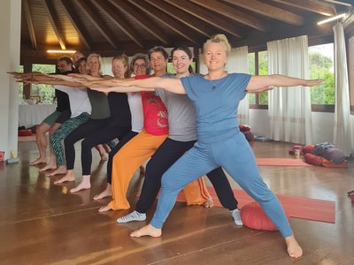 Gemeinsam in der hellen Yoga-Shala üben