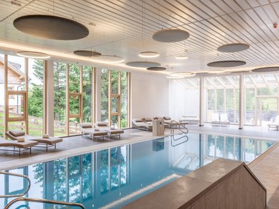 Ziehen Sie Ihre Bahnen im Indoorpool