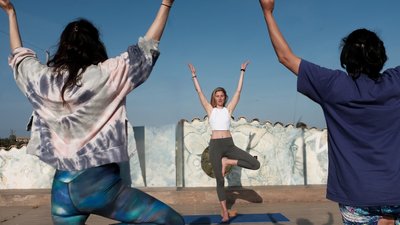 Yoga üben unter der Sonne Kataloniens