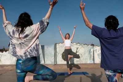 Yoga üben unter der Sonne Kataloniens