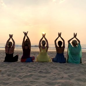 Yoga Gruppe am Strand bei Sonnenuntergang